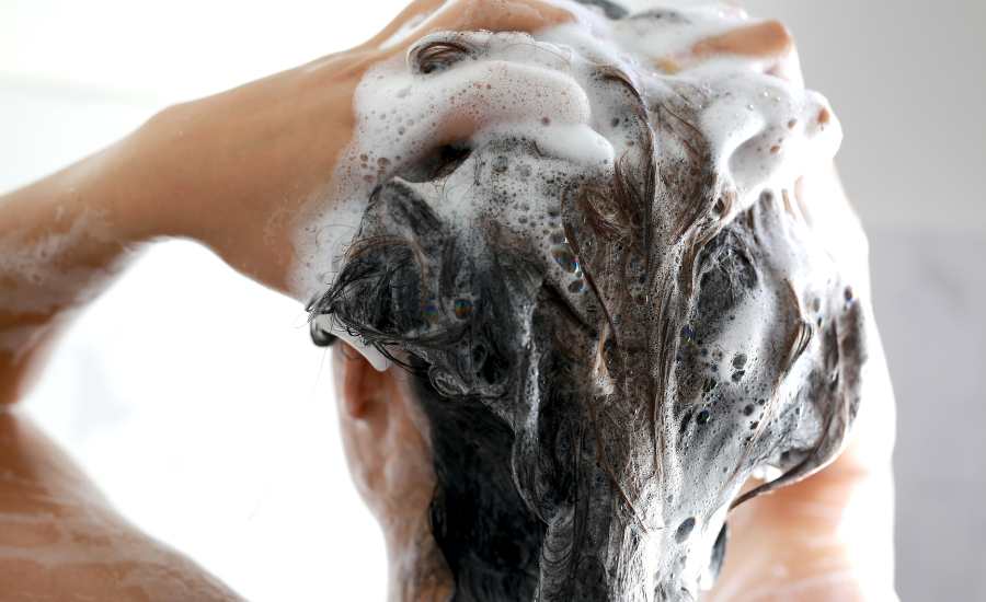 découvrez la fréquence idéale d'un lavage de cheveux