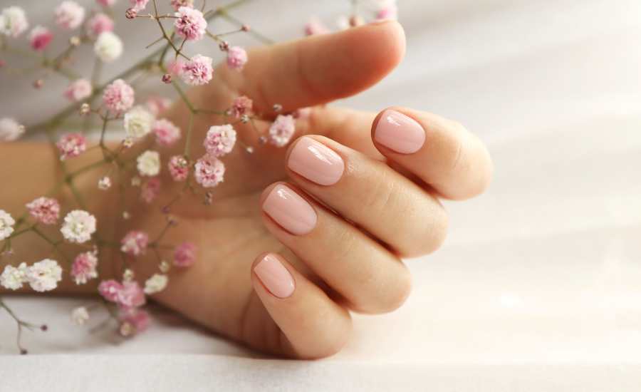 Le nail slugging consiste à hydrater abondamment les ongles puis à sceller cette hydratation sous une couche occlusive pour optimiser leur renforcement et leur souplesse.