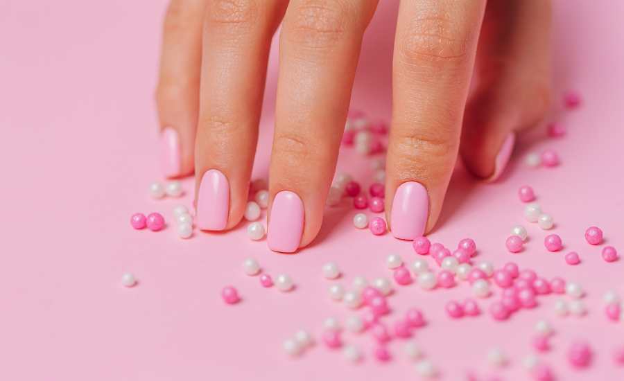 Le nail slugging, c’est hydrater intensément les ongles puis retenir cette hydratation sous une couche occlusive pour des ongles plus forts et souples.