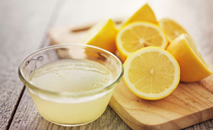 Le jus de citron, grâce à ses propriétés antiseptiques et blanchissantes, renforce et ravive naturellement les ongles fragiles et striés.
