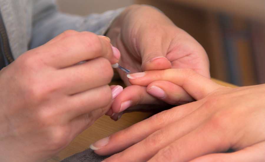 Associé à un entretien global, le polissage améliore l’apparence et la santé des ongles.