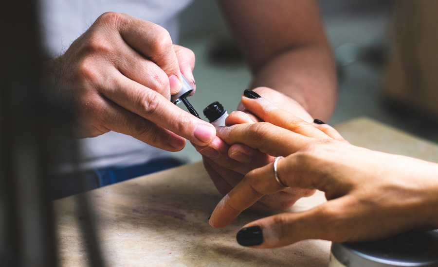 Le polissage des ongles lisse la surface et apporte une brillance naturelle.