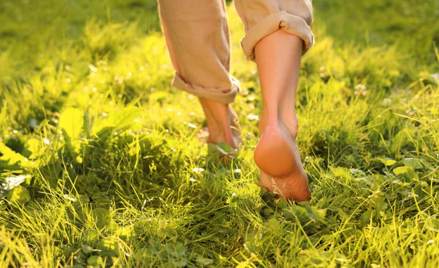 Marche pieds nus cinq minutes pour rééquilibrer ton corps et réduire le stress.
